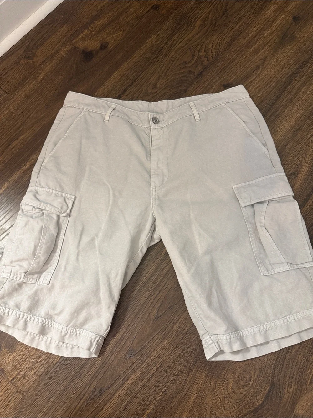 Ag Adriano Goldschmied Men's Cargo Shorts in Light Neutral Beige